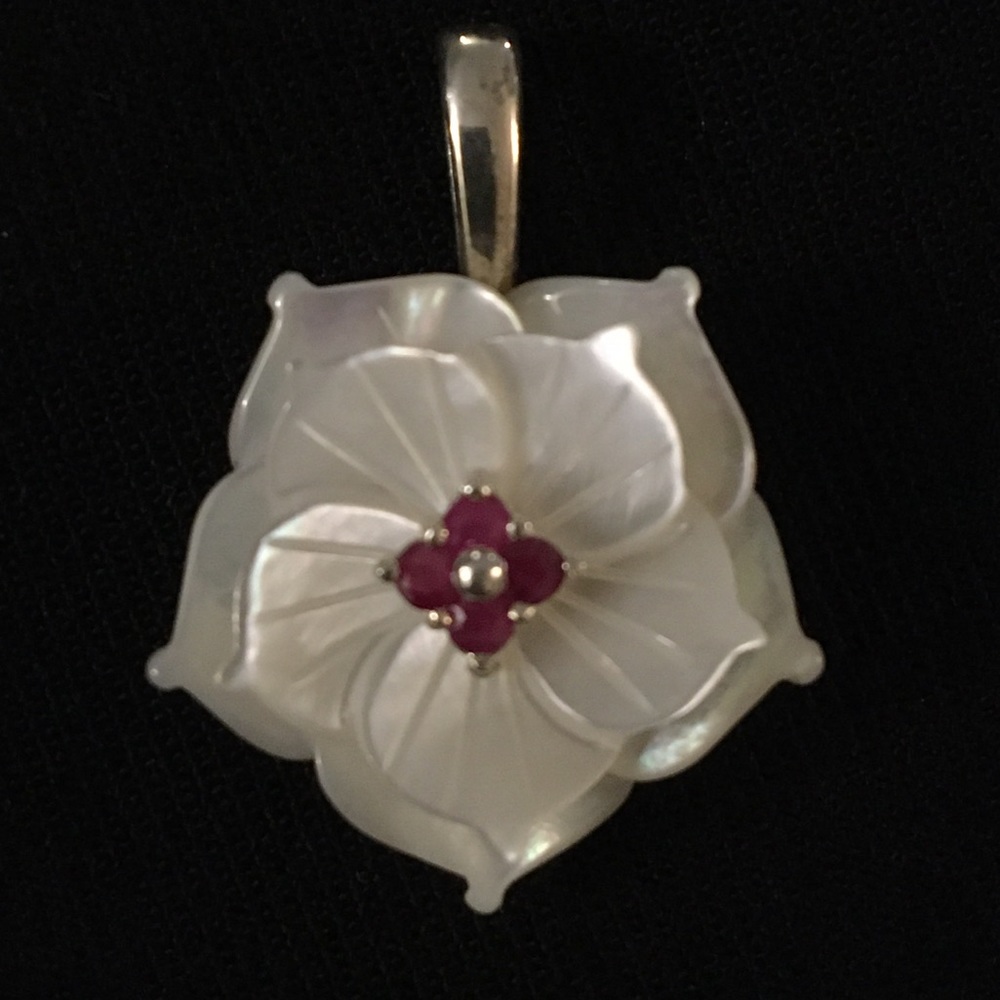 925 Sterling Silver Mother of Pearl Flower Pendant